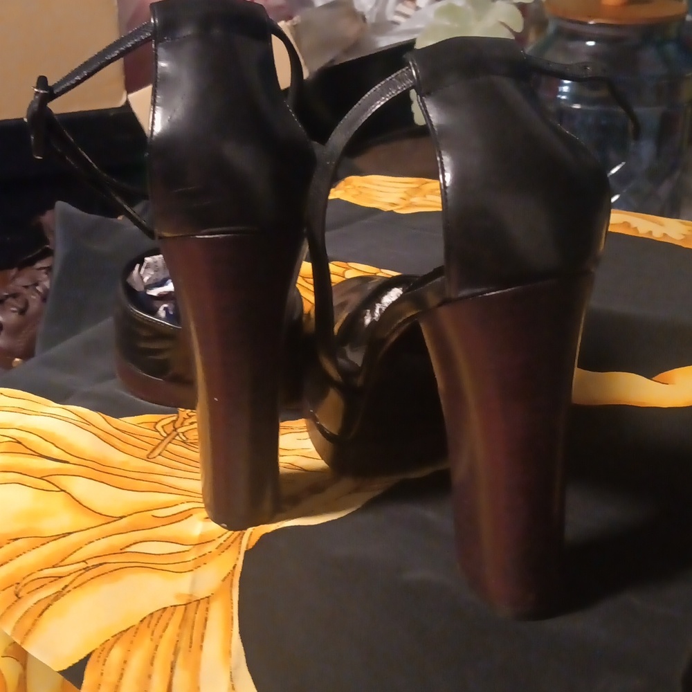 Gucci Women's Ankle Strap Platform Pump - Picture 6 of 11